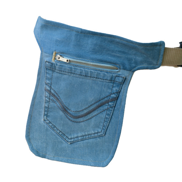 Heuptas handgemaakt van gebruikte lichte jeans met rits en zak