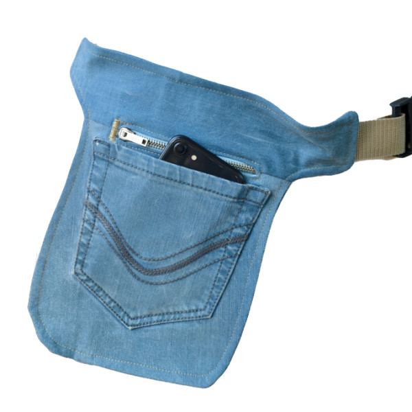 Heuptas handgemaakt van gebruikte lichte jeans met rits en zak