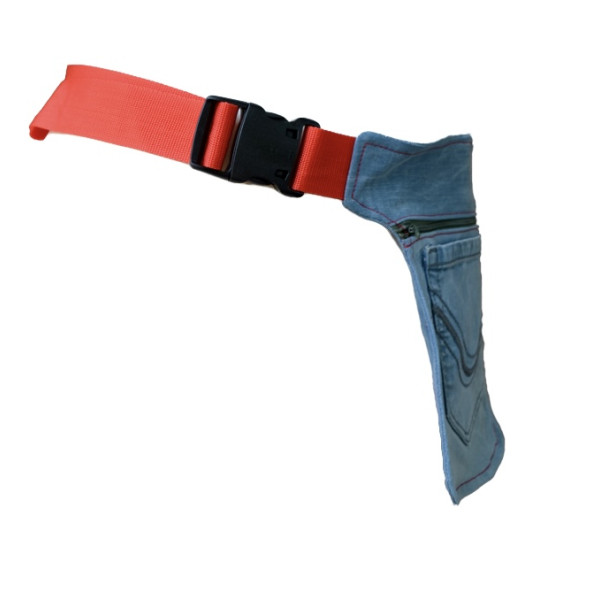 Heuptas handgemaakt van gebruikte lichte jeans met rits en zak, rood doorgestikt.