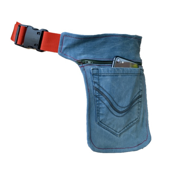 Heuptas handgemaakt van gebruikte lichte jeans met rits en zak, rood doorgestikt.