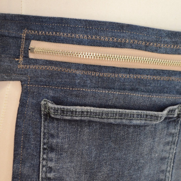 Heuptas handgemaakt van gebruikte jeans met rits en zak. Retro band.