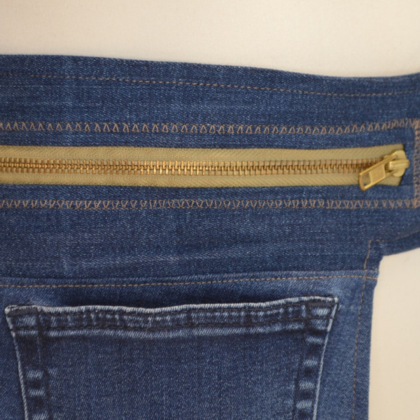 Heuptas handgemaakt van gebruikte donkere jeans met rits en zak. Retro band.
