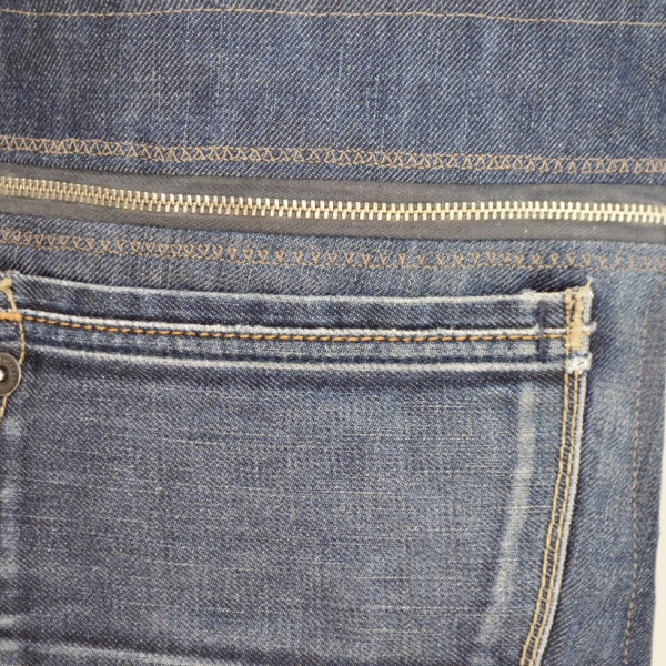Heuptas handgemaakt van gebruikte jeans met rits en zak. Retro band groen bruin.