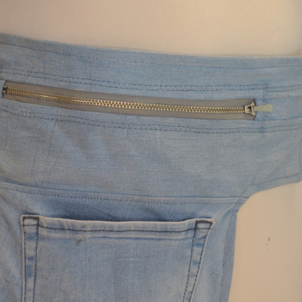 Heuptas handgemaakt van gebruikte jeans met rits en zak. Vintage band.