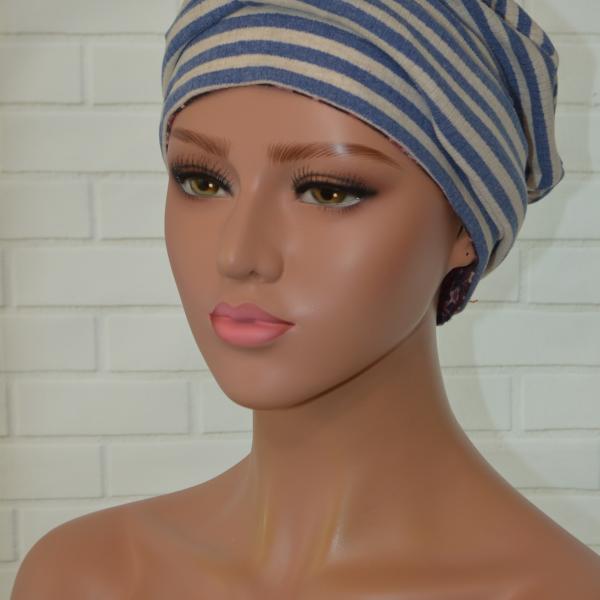 Handgemaakte chemo muts Brina grijs met roze bloem/blauw creme gestreept maat S