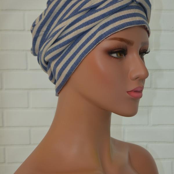 Handgemaakte chemo muts Brina grijs met roze bloem/blauw creme gestreept maat S