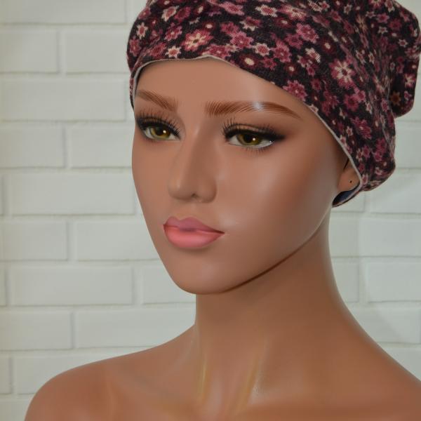 Handgemaakte chemo muts Brina grijs met roze bloem/blauw creme gestreept maat S