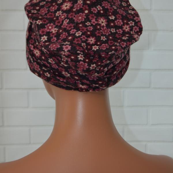 Handgemaakte chemo muts Brina grijs met roze bloem/blauw creme gestreept maat S