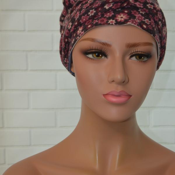 Handgemaakte chemo muts Brina grijs met roze bloem/blauw creme gestreept maat S