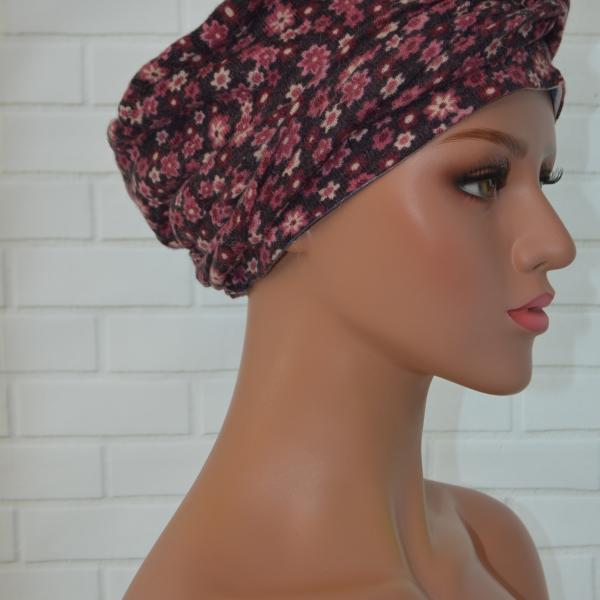Handgemaakte chemo muts Brina grijs met roze bloem/blauw creme gestreept maat S
