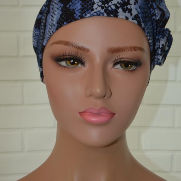 Handgemaakte chemo muts Barbara maat M blauw met bloem