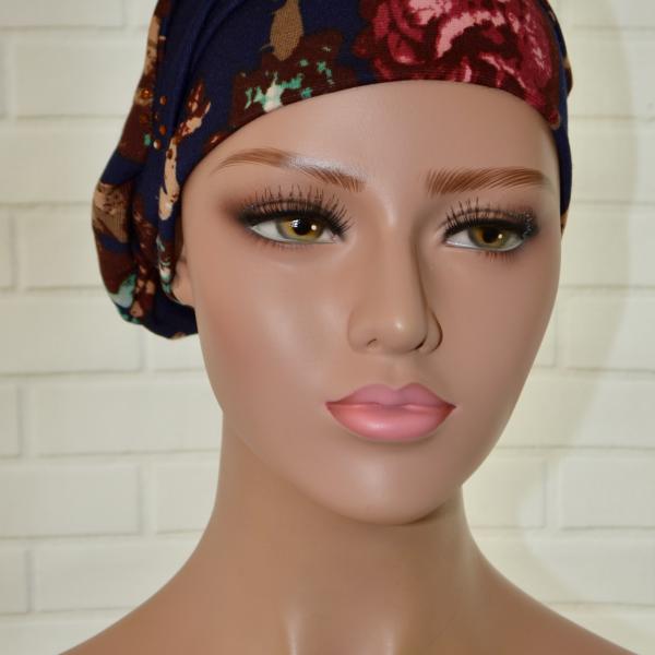 Handgemaakte chemo muts Barbara maat S donker blauw met bloemen