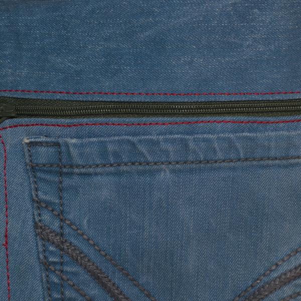 Heuptas handgemaakt van gebruikte lichte jeans met rits en zak, rood doorgestikt.
