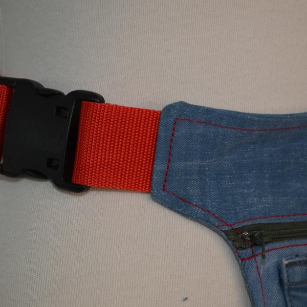 Heuptas handgemaakt van gebruikte lichte jeans met rits en zak, rood doorgestikt.