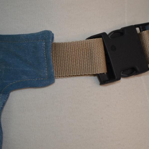 Heuptas handgemaakt van gebruikte lichte jeans met rits en zak