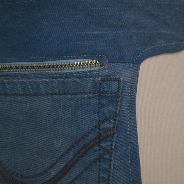 Heuptas handgemaakt van gebruikte lichte jeans met rits en zak