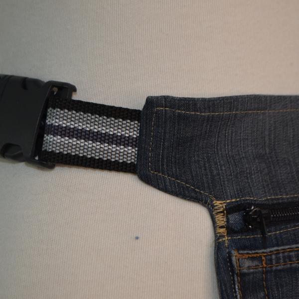 Heuptas handgemaakt van gebruikte donker jeans met slijtplek, rits en zak