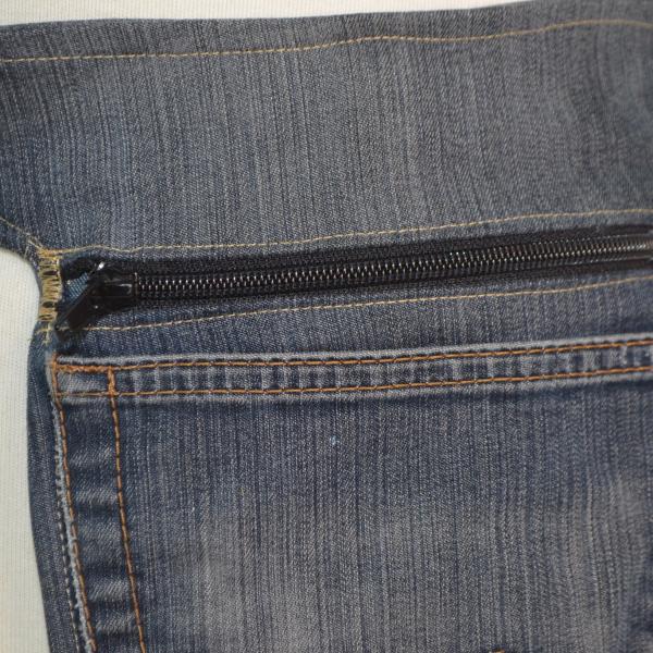 Heuptas handgemaakt van gebruikte donker jeans met slijtplek, rits en zak