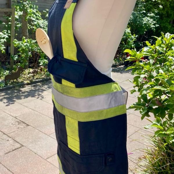 Schort van uitrukpakken met rode halsband