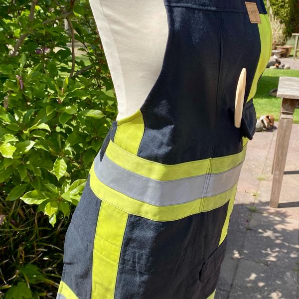Schort van uitrukpakken met rode halsband