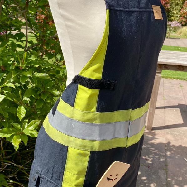 Schort van uitrukpakken met rode band