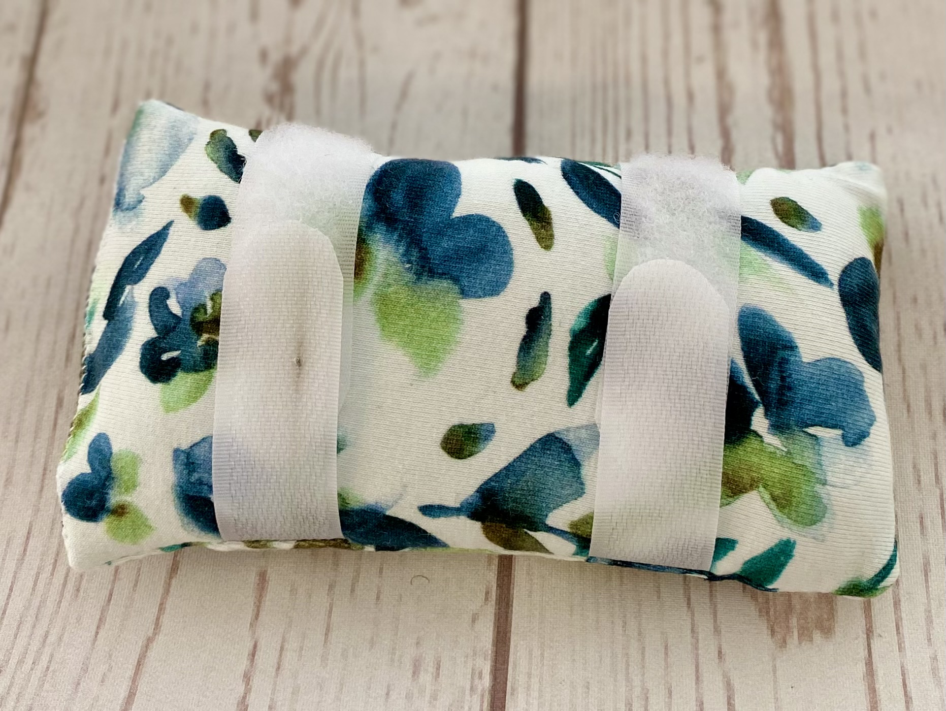 Port-a-cath kussen wit met blauwe en groene blaadjes