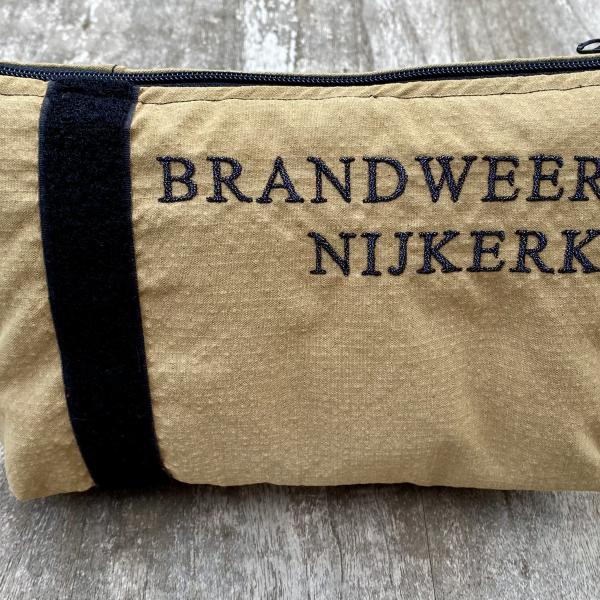 Handgemaakte toilettas geborduurd brandweer Nijkerk 4