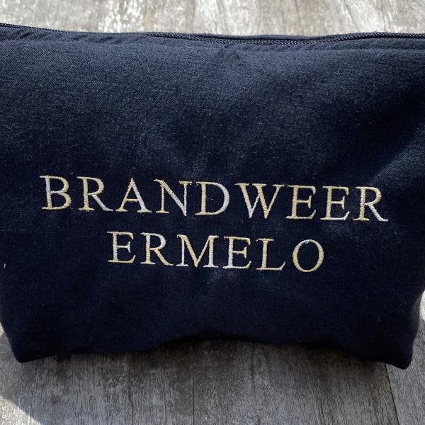 Handgemaakte toilettas geborduurd brandweer Ermelo