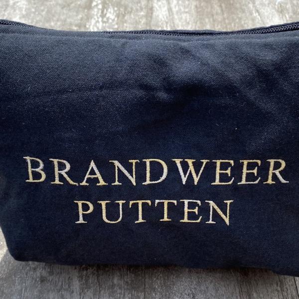 Handgemaakte toilettas geborduurd brandweer Putten