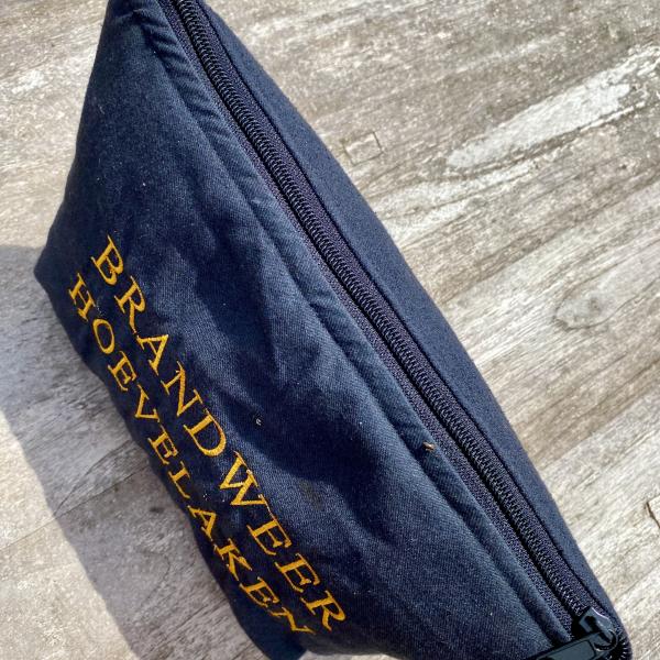 Handgemaakte toilettas geborduurd brandweer Hoevelaken