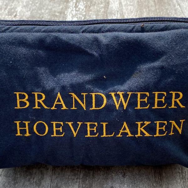 Handgemaakte toilettas geborduurd brandweer Hoevelaken