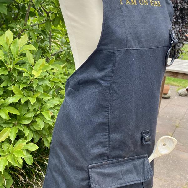 Schort van uitrukpakken met zwarte halsband