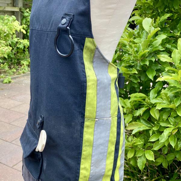 Schort van uitrukpakken met zwarte halsband