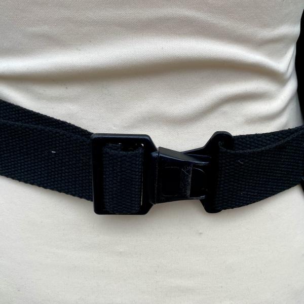 Schort van uitrukpakken met zwarte halsband
