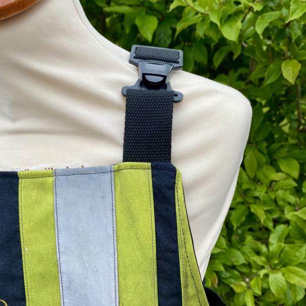 Schort van uitrukpakken met originele bevestiging