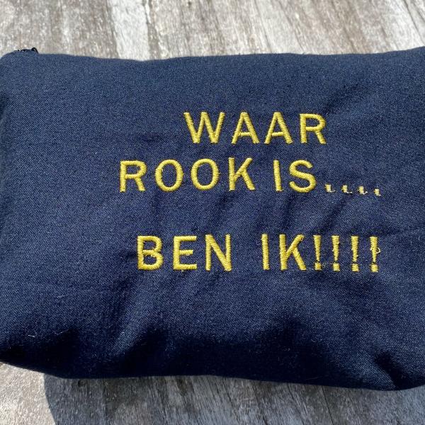 Handgemaakte toilettas geborduurd “waar rook is…