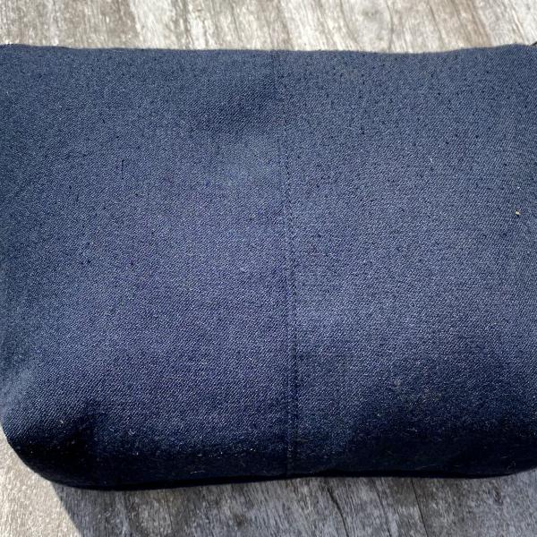 Handgemaakte toilettas geborduurd “waar rook is…