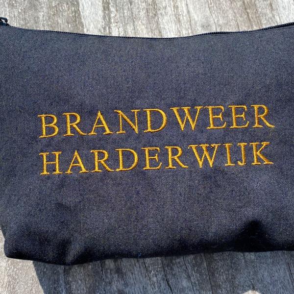 Handgemaakte toilettas geborduurd brandweer Harderwijk