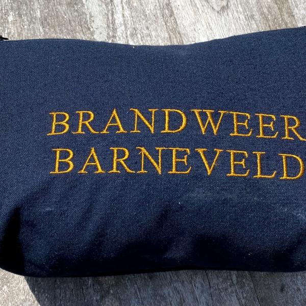 Handgemaakte toilettas geborduurd brandweer Barneveld