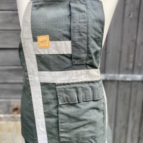 Schort van zwarte uitrukpakken en striping