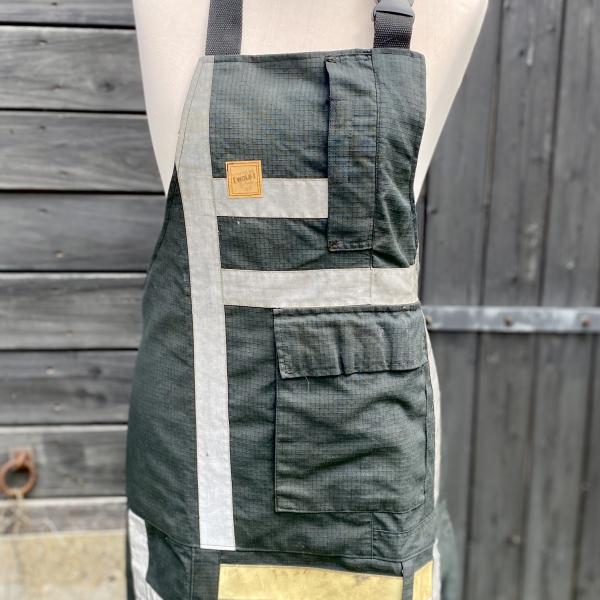 Schort van zwarte uitrukpakken en striping