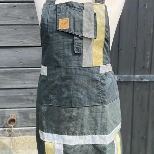 Schort van zwarte uitrukpakken en striping en zak
