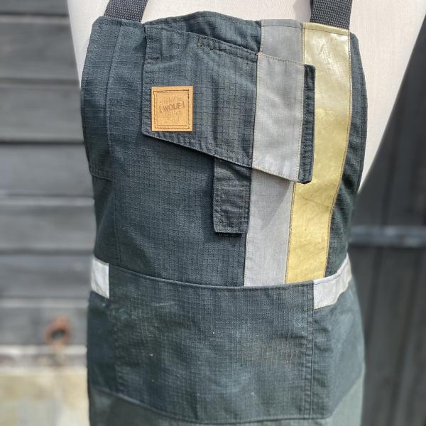 Schort van zwarte uitrukpakken en striping en zak