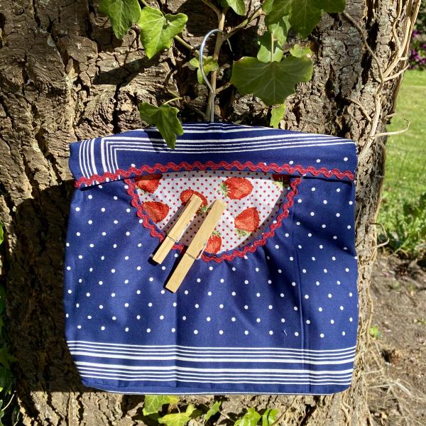 Wasknijperzak blauwe zakdoek/aardbei