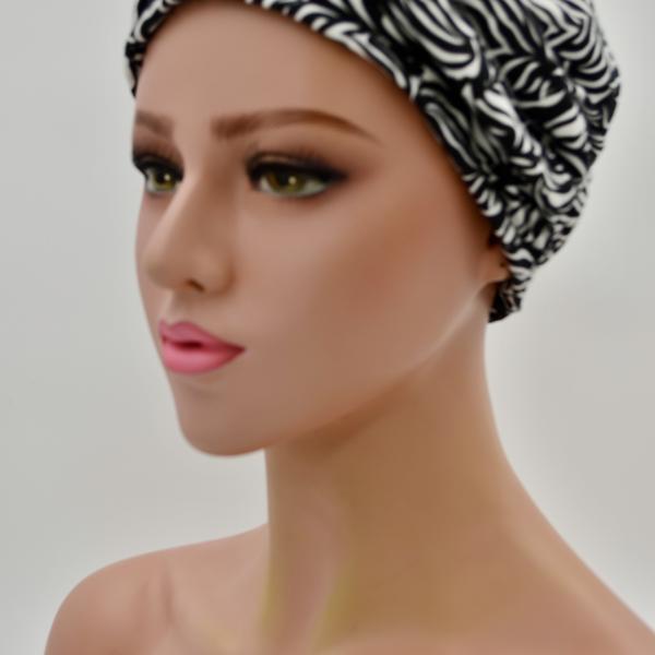 Handgemaakte chemo muts Bente zwart wit maat L