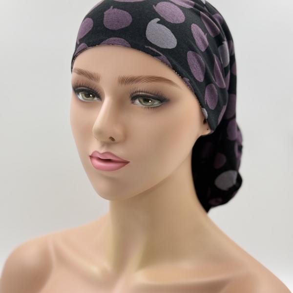 Handgemaakte chemo muts Bonnie zwart met paars lila en grijs met kettingen maat M