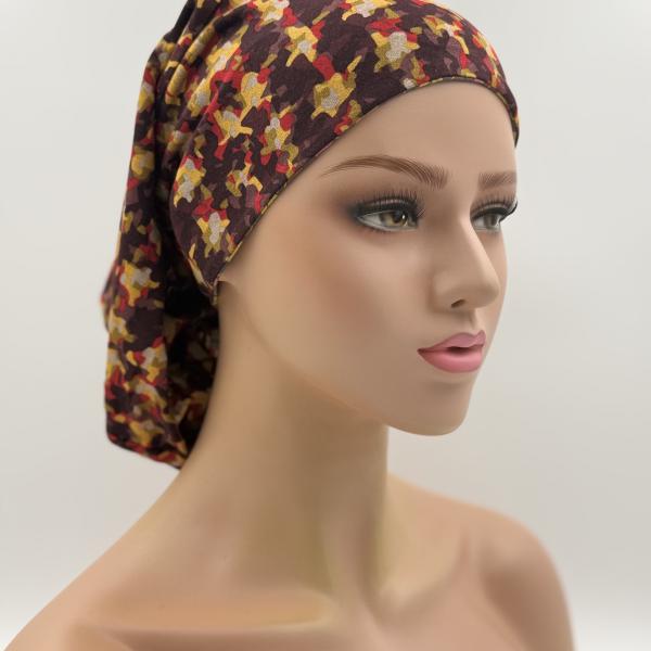 Handgemaakte chemo muts Bonnie bruin, rood, geel en groen met eikeltjes maat S