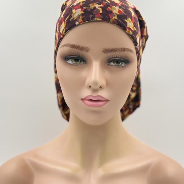 Handgemaakte chemo muts Bonnie bruin, rood, geel en groen met eikeltjes maat S