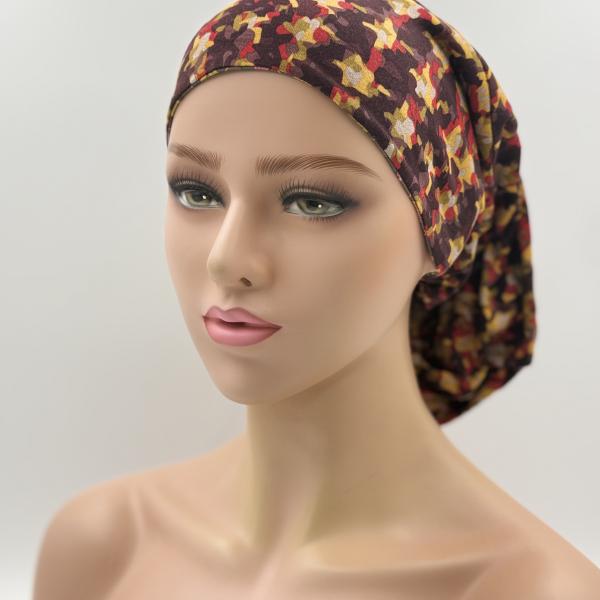 Handgemaakte chemo muts Bonnie bruin, rood, geel en groen met eikeltjes maat S