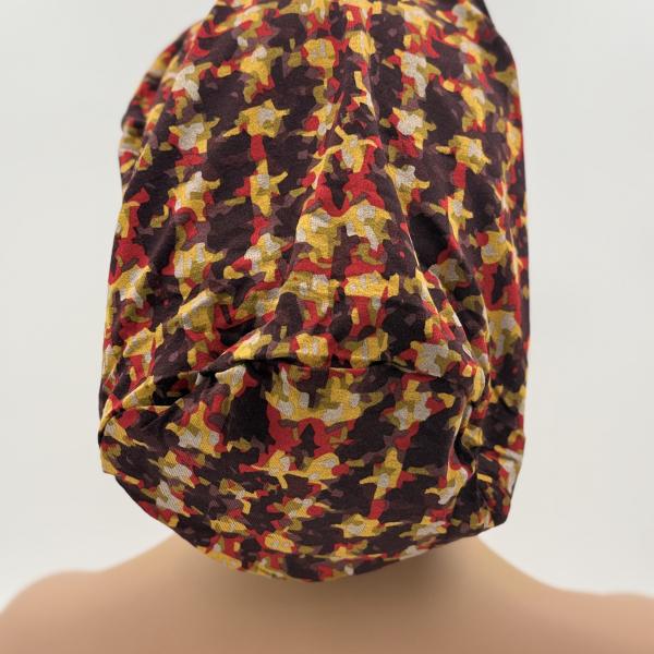 Handgemaakte chemo muts Bonnie bruin, rood, geel en groen met eikeltjes maat S